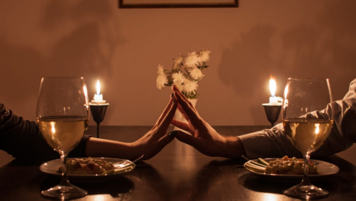 lugares de citas manos se juntan en un restaurante en una mesa amor