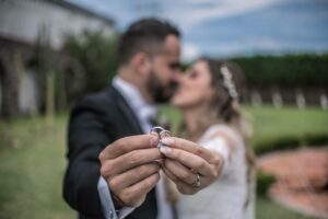 hombre y mujer se besan enseñando aniñños d eboda