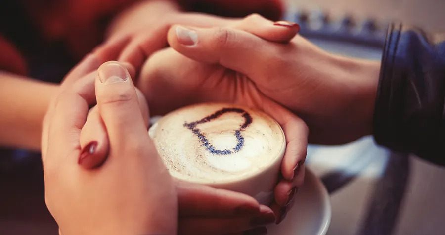 amor y conexion emocional cafe con corazon y manos