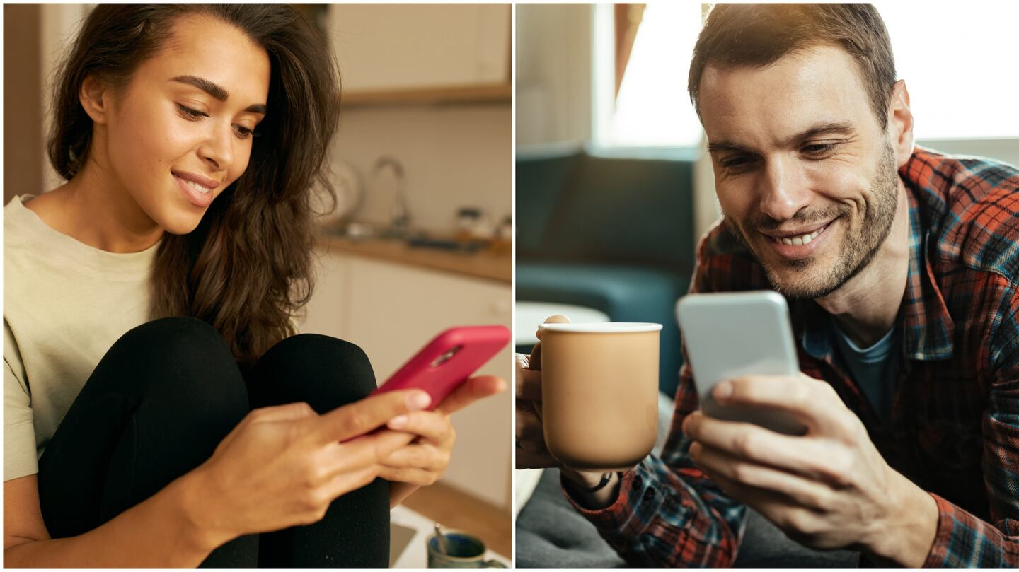 hombre y mujer chatean con movil y sonrien
